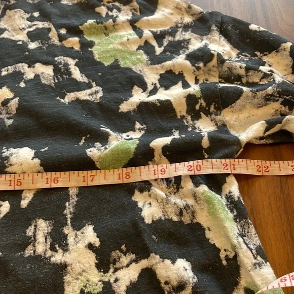 ANTHROPOLOGIE AKEMI + KIN long sleeved asymmetrical T-shirt with flared sleeves. - Picture 11 of 16